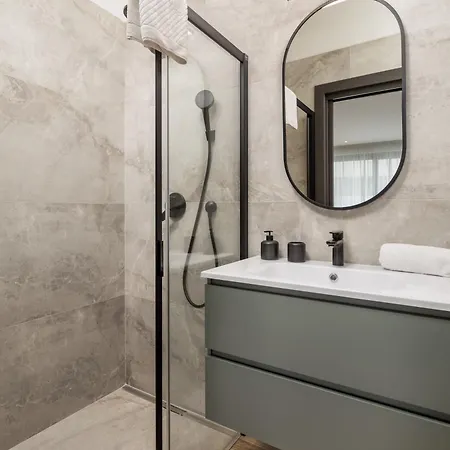 Belinda With Balcony & Private Parking