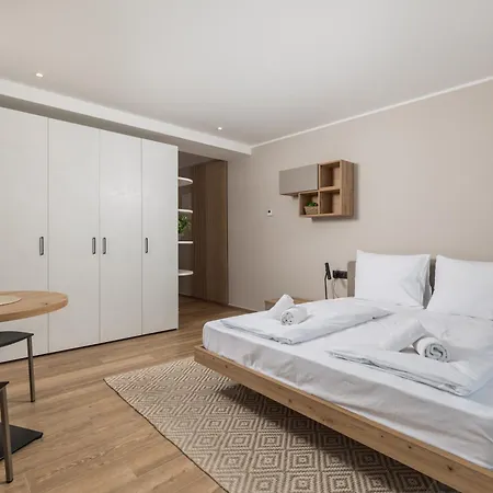 Belinda With Balcony & Private Parking