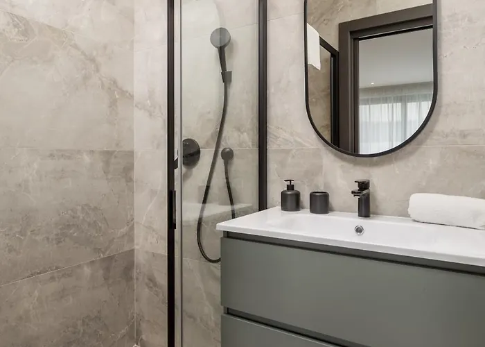 Belinda With Balcony & Private Parking