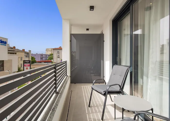 Apartmán Belinda With Balcony & Private Parking