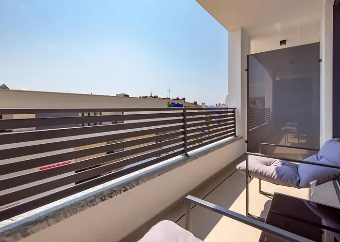 Belinda With Balcony & Private Parking Apartmán