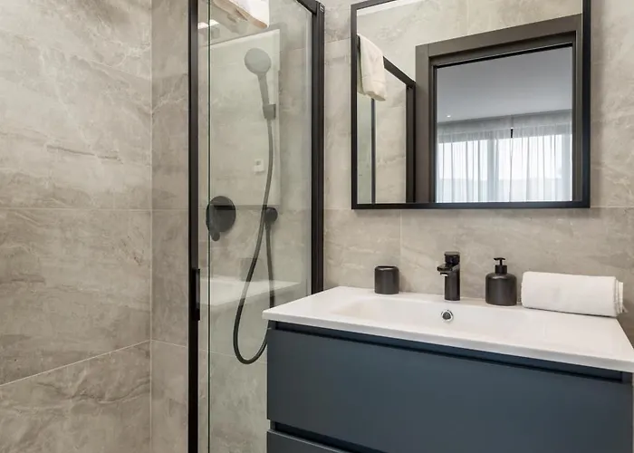 Belinda With Balcony & Private Parking