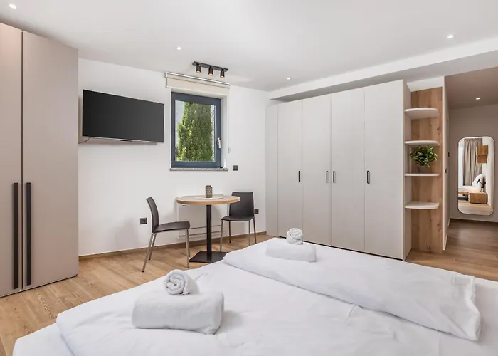 Apartmán Belinda With Balcony & Private Parking