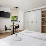 Apartmán Belinda With Balcony & Private Parking