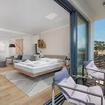 Belinda With Balcony & Private Parking *