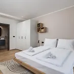 Belinda With Balcony & Private Parking Apartmán *