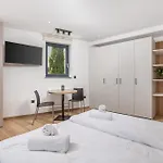 Apartmán Belinda With Balcony & Private Parking