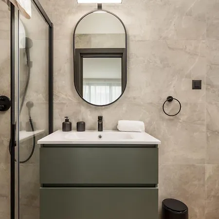 Belinda With Balcony & Private Parking