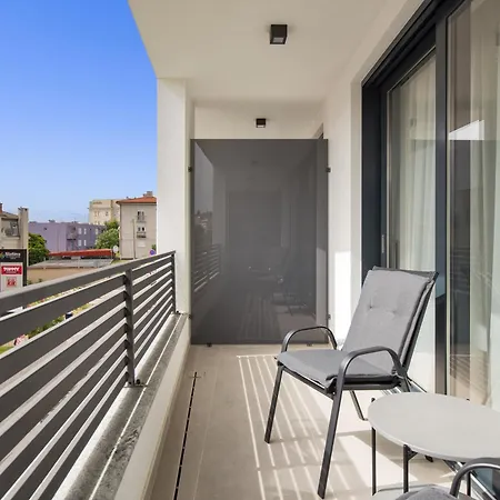 Apartmán Belinda With Balcony & Private Parking