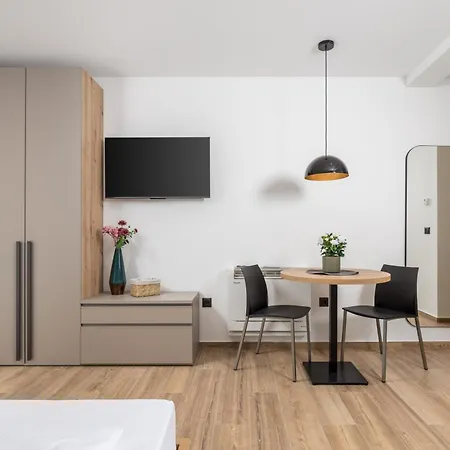 Belinda With Balcony & Private Parking *