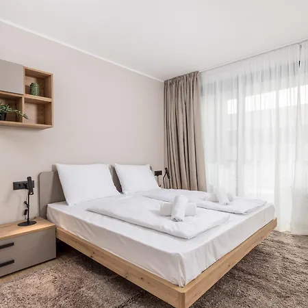 Belinda With Balcony & Private Parking