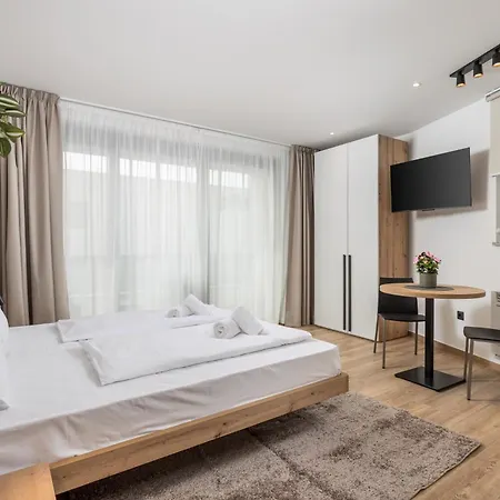 Belinda With Balcony & Private Parking