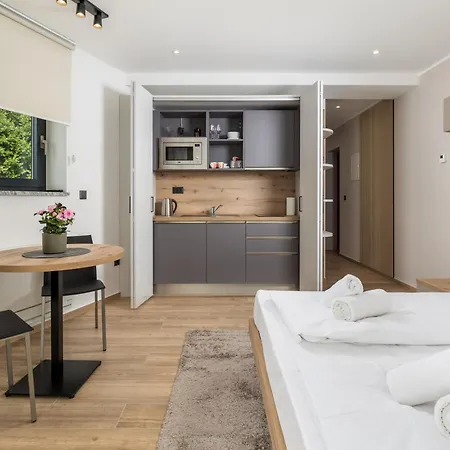 Belinda With Balcony & Private Parking