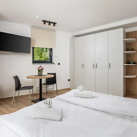 Apartmán Belinda With Balcony & Private Parking