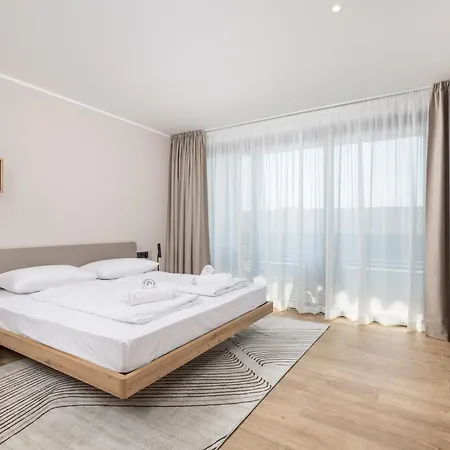 Belinda With Balcony & Private Parking *