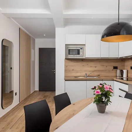 Apartmán Belinda With Balcony & Private Parking *