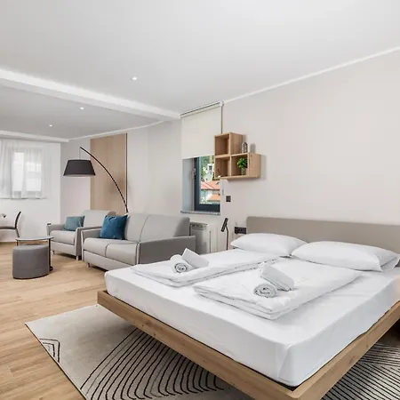 Belinda With Balcony & Private Parking Apartmán