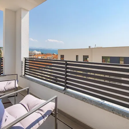 Belinda With Balcony & Private Parking