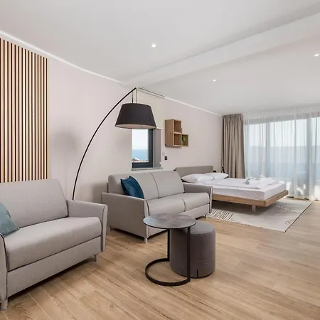 Belinda With Balcony & Private Parking Apartman