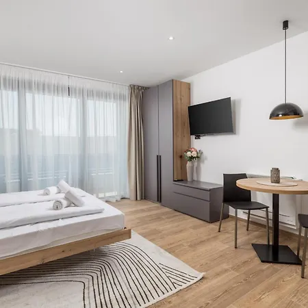 Apartmán Belinda With Balcony & Private Parking