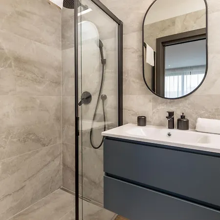 Belinda With Balcony & Private Parking Apartmán *