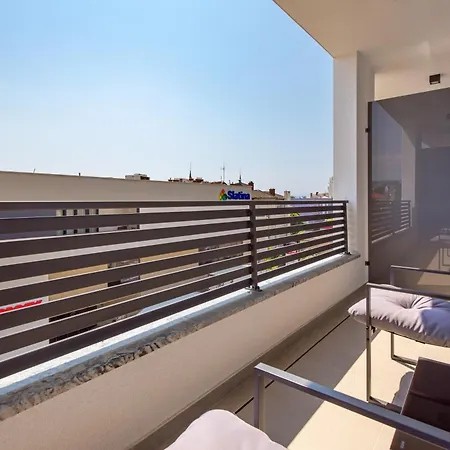 Belinda With Balcony & Private Parking Apartman