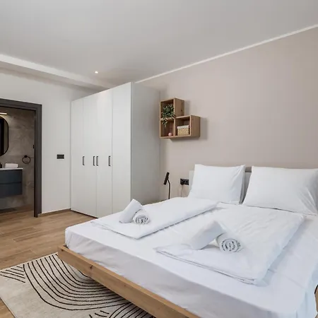 Belinda With Balcony & Private Parking Apartman *