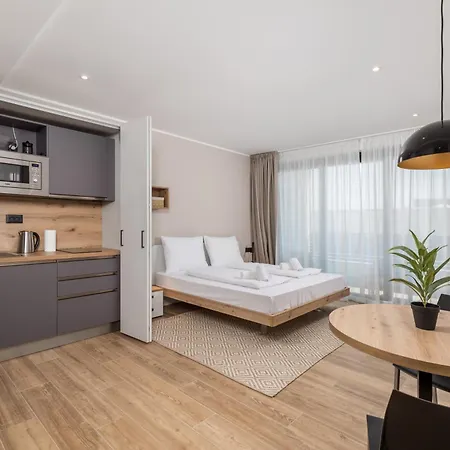 Belinda With Balcony & Private Parking