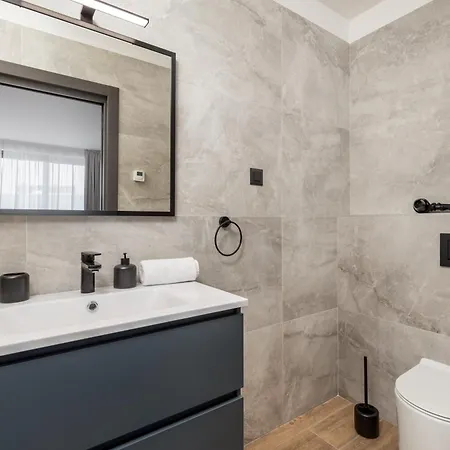 Belinda With Balcony & Private Parking