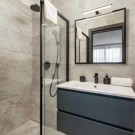 Belinda With Balcony & Private Parking