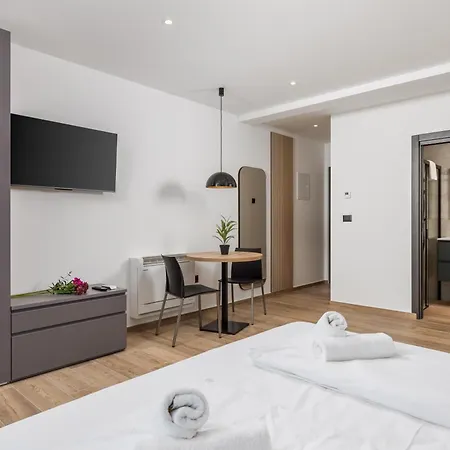 Belinda With Balcony & Private Parking Apartman *