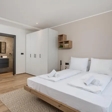 Apartmán Belinda With Balcony & Private Parking *