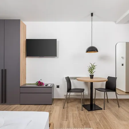 Belinda With Balcony & Private Parking