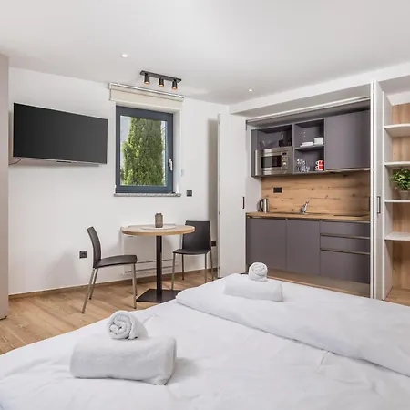 Belinda With Balcony & Private Parking Apartmán