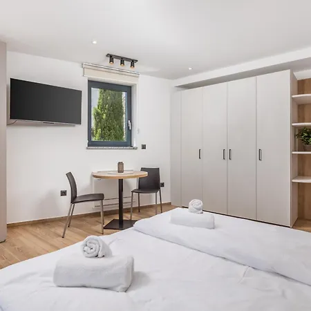 Apartmán Belinda With Balcony & Private Parking