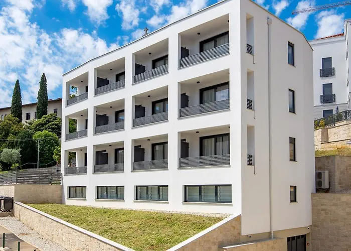 Belinda With Balcony & Private Parking Apartament *