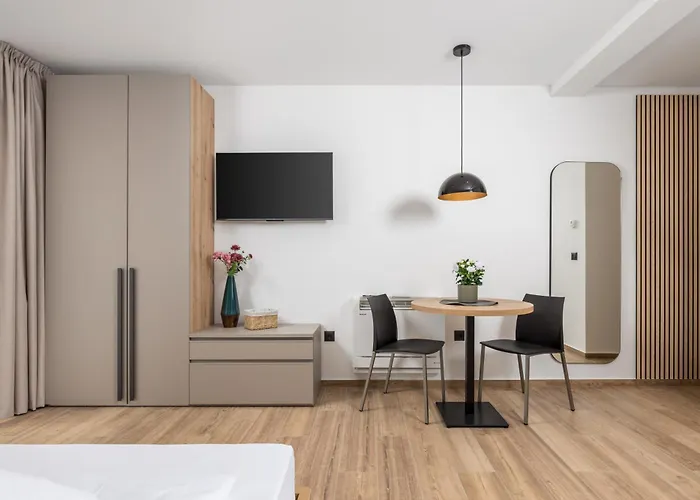 Belinda With Balcony & Private Parking *