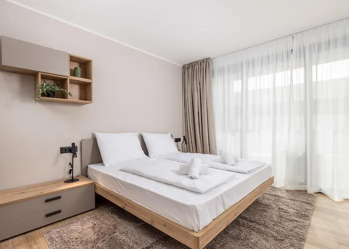 Belinda With Balcony & Private Parking