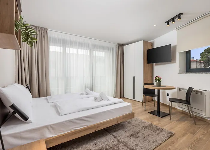 Belinda With Balcony & Private Parking