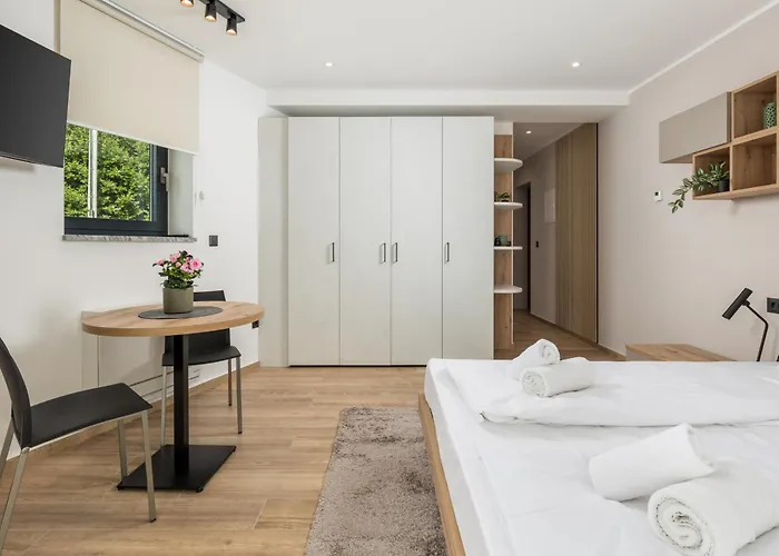 Belinda With Balcony & Private Parking Apartment *