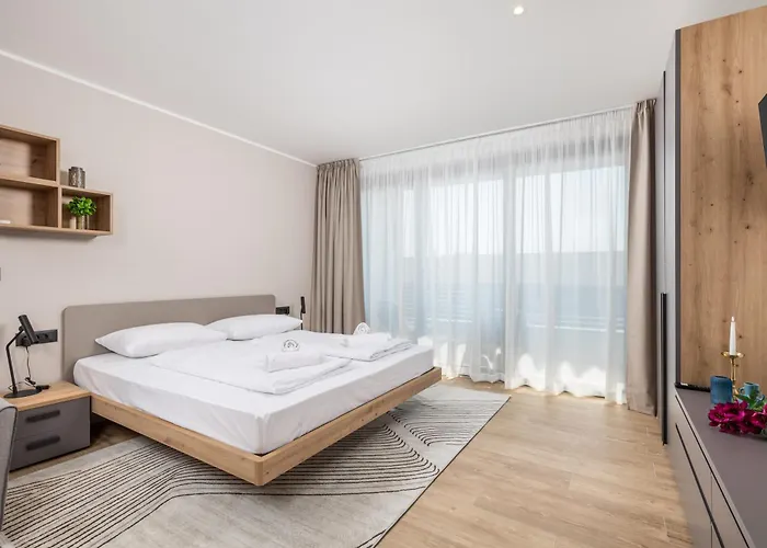 Belinda With Balcony & Private Parking *