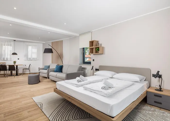 Belinda With Balcony & Private Parking Apartment