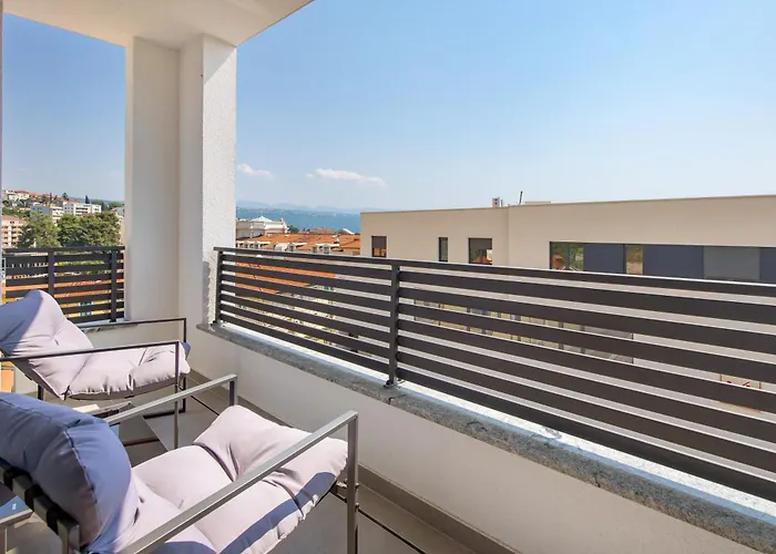 Belinda With Balcony & Private Parking