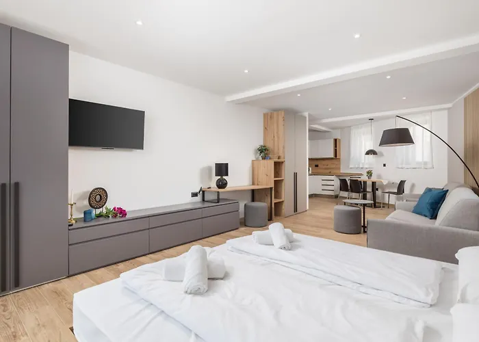 Belinda With Balcony & Private Parking Apartment *