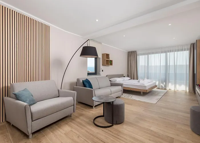 Belinda With Balcony & Private Parking Apartament