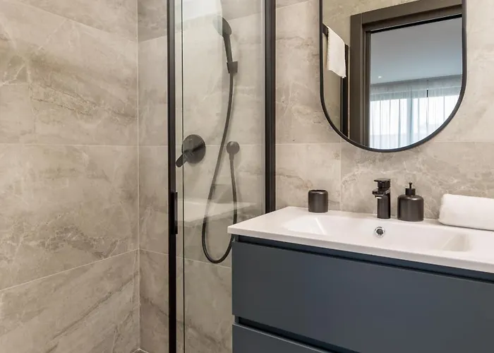 Belinda With Balcony & Private Parking Apartment *