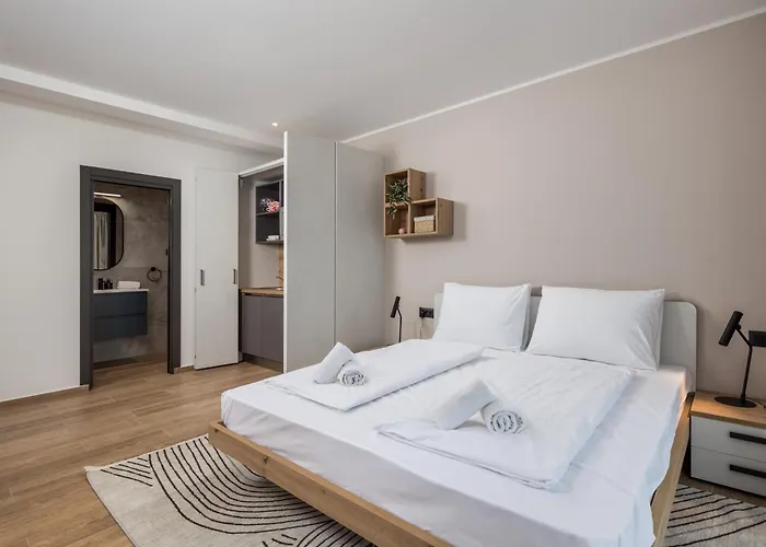 Belinda With Balcony & Private Parking Apartment