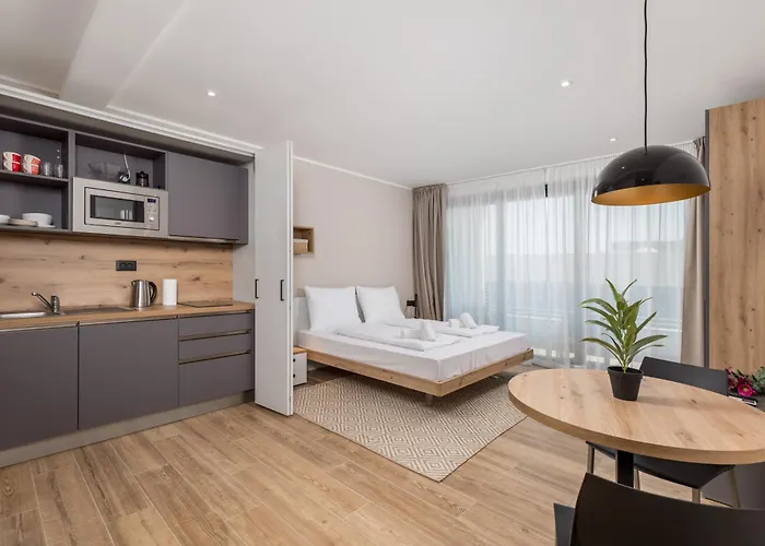 Belinda With Balcony & Private Parking