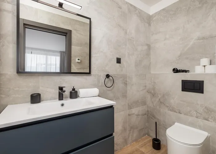 Belinda With Balcony & Private Parking