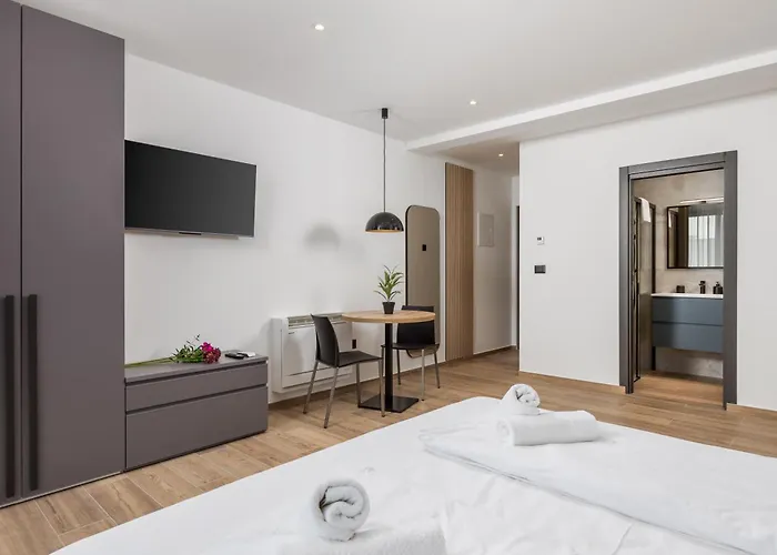 Belinda With Balcony & Private Parking Apartment *